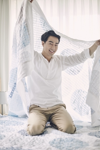 이브자리 전속 모델인 배우 조인성이 천연 대나무 리플을 소재로 한 에코휘바 침구 라인 오스틴을 펼쳐 보이고 있다.