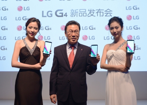 LG전자는 19일 베이징에서 징동 그룹 왕쌰오쏭(王笑松) 통신총괄, 퀄컴 션진 (沈劲) 부총재, LG전자 중국법인장 신문범 사장 등이 참석한 가운데 G4 중국 출시 행사를 열었다. LG전자 중국법인장 신문범 사장이 G4를 소개하고 있다.