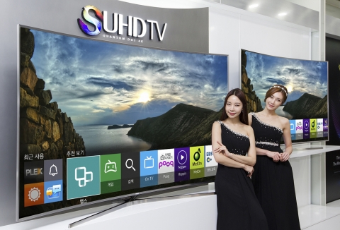 삼성전자는 미래창조과학부가 주최하는 제22회 대한민국 멀티미디어 기술대상에서 2013년 85형 UHD TV, 2014년 커브드 UHD TV에 이어 타이젠 TV로 3년 연속 대통령상을 수상하게 됐다고 20일 밝혔다. 사진은 삼성전자 모델이 멀티미디어 기술대상을 수상한 2015년형 타이젠 TV를 선보이는 모습.