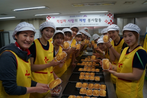 흥국생명 배구단이 박미희 감독 이하 코치, 선수, 사무국 직원 등 20여 명이 홀몸 어르신들을 위해 빵 나눔 전도사로 나섰다.