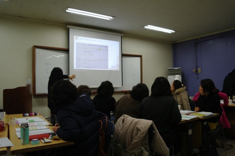 서울시 경력단절여성을 위한 청소년 상담인력 역량강화교육 돌아온 슈퍼우먼 교육에 열심히 참여하는 모습이다