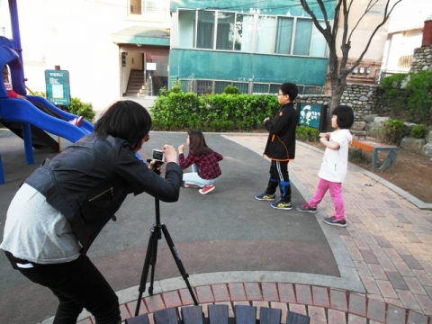 하자센터-한국암웨이 창의인재교육사업 생각하는 청개구리 참여 어린이들의 영상 촬영 모습