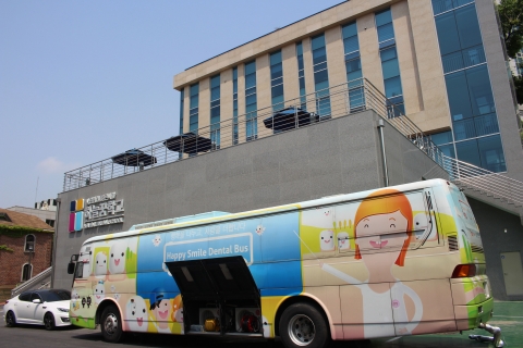 2015년 5월 21일 성남시 수정구 하늘꿈학교에서 제니튼의 의료나눔 해피 스마일 치과버스가 탈북청소년 대상으로 치과봉사활동을 진행했다
