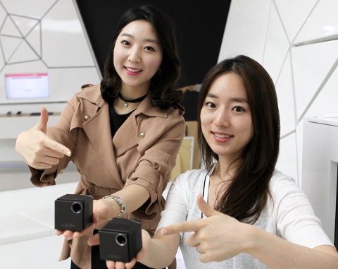 : SK텔레콤은 26일 라이프웨어 신규 브랜드 ‘United Object’ 론칭과 함께, 새 브랜드가 적용된 첫 제품인 ‘UO 스마트빔 레이저’를 출시했다.