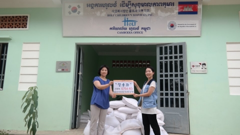 씨엔블루의 보컬 정용화와 정용화 팬클럽이 캄보디아 아동을 돕기위해 나눔쌀 4,764kg을 기부했다