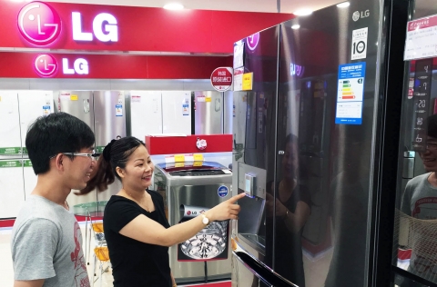 28일 중국 광저우의 한 가전 매장에서 중국 소비자들이 LG 얼음 정수기냉장고를 구경하고있다.