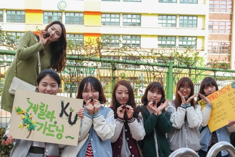 건국대 KU게릴라가드닝 동아리학생들이 청계천과 용산 등 서울 도심 곳곳 버려진 땅에 꽃을 심는 게릴라 가드닝뿐만 아니라 지난 4월 서울 광진구 건국대학교 주변 뚝섬·어린이대공원·지하철 건대입구역 등에서 씨앗 폭탄을 뿌리는 활동을 펼쳤다.