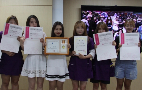 용인송담대학교 뷰티케어과 학생들이 제8회 메이크업 페스티벌 어워드에서 국회의원상과 경기도지사상을 수상했다