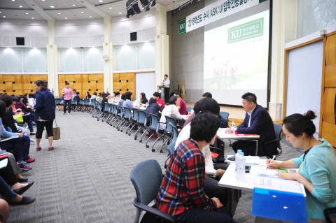 30일 오후 서울 광진구 능동로 건국대 새천년관 우곡국제회의장에서 열린 2016학년도 수시 ASK:U 입학전형설명회와 입시상담에서 수험생과 학부모들이 입시상담을 하고 있다.