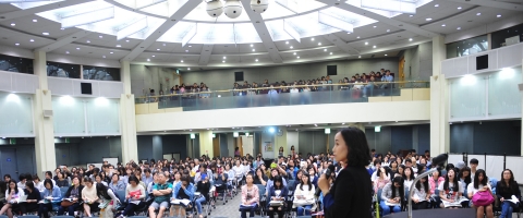 30일 오후 서울 광진구 능동로 건국대 새천년관 우곡국제회의장에서 열린 2016학년도 수시 ASK:U 입학전형설명회와 입시상담에서 수험생과 학부모들이 학생부종합전형 등 수시 모집에 대한 안내를 듣고 있다.