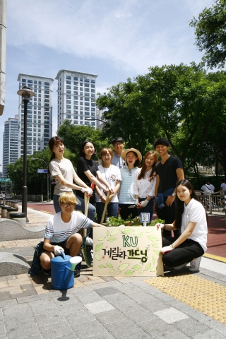 건국대 생명환경과학대학 학생들로 구성된 KU게릴라가드닝 동아리 학생들이 31일 서울 뚝섬유원지 인근 청담대교 거리공원 걷고 싶은 거리에 있는 박스형 화분 19개에 꽃을 심는 게릴라 가드닝을 펼쳤다.