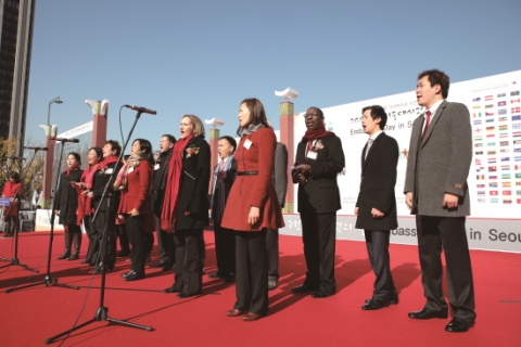 ‘2014주한외국대사관의 날’ 개막식 주한대사 대사부인 합창단 공연 모습