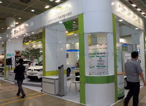 쌍용자동차가 ‘37회 국제환경산업기술&그린에너지전(ENVEX 2015)’에 미래 성장동력을 확보하는 한편 차세대 친환경 자동차 시장에서 주도권을 확보하기 위한 주행거리 확장형 전기차 기술을 선보였다고 3일 밝혔다. 서울 코엑스(COEX)의 ENVEX 2015 전시장에 마련된 쌍용차 부스 전경.