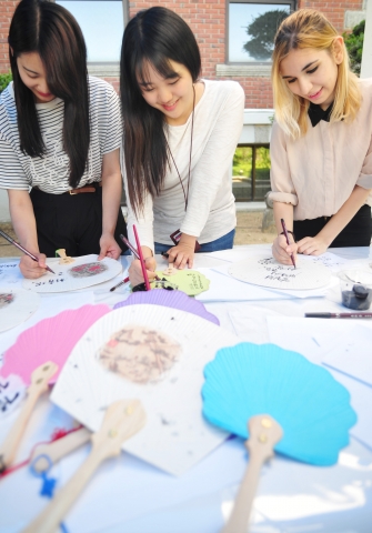 3일 오후 서울 광진구 능동로 건국대 박물관에서 열린 여름이 오는 길, 단오 - 부채만들기 문화행사에서 외국인 유학생과 학생들이 부채를 만들며 즐거워하고 있다.