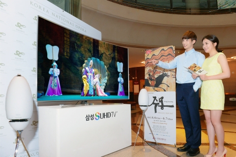 삼성전자가 국립오페라단과 협업해 공연장을 찾은 관람객들을 대상으로 SUHD TV를 통해 공연 제작 과정이 담긴 영상을 보여주는 행사를 실시한다.
