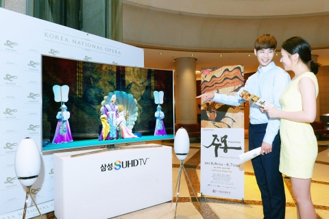 삼성전자가 국립오페라단과 협업해 공연장을 찾은 관람객들을 대상으로 SUHD TV를 통해 공연 제작 과정이 담긴 영상을 보여주는 행사를 실시한다.