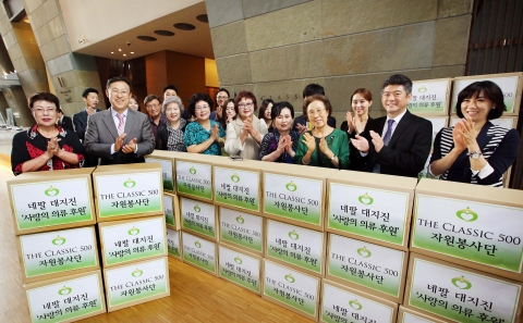 건국대학교 법인이 운영하는 서울 광진구 도심 시니어타워 더 클래식 500 자원봉사단(단장 박동현, 회장 김금자)은 5일 네팔 대지진 피해 주민들을 위해 사랑의 의류를 전달했다.