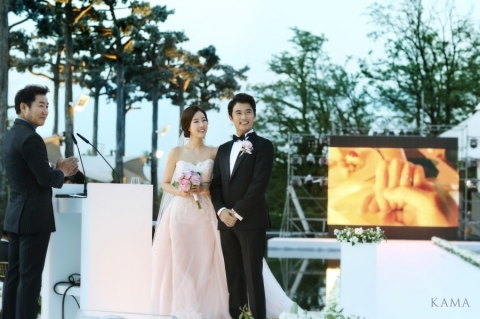 6월 1일, 뮤지컬배우로 활약하고 있는 탤런트 안재욱과 뮤지컬배우 최현주가 반얀트리 클럽 앤 스파 서울에서 비공개로 결혼식을 올렸다.
