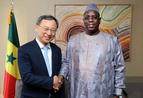 KT는 황창규 회장이 마키 살(Macky Sall) 세네갈 대통령과 6일 서울 소공동 롯데호텔에서 미팅을 통해 ICT분야 협력 방안을 논의했다고 밝혔다. 사진은 KT 황창규 회장(좌측)과 마크 살 세네갈 대통령이 6일 오전 서울 소공동 롯데호텔에서 회동 후 기념 촬영 하고 있는 모습.
