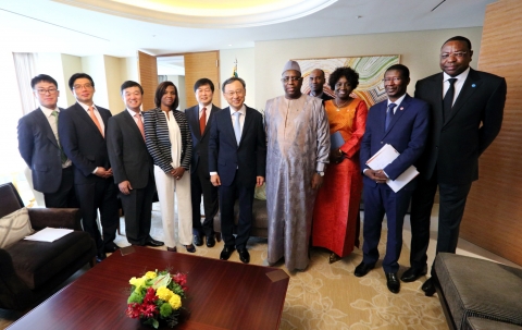 KT는 황창규 회장이 마키 살(Macky Sall) 세네갈 대통령과 6일 서울 소공동 롯데호텔에서 미팅을 통해 ICT분야 협력 방안을 논의했다고 밝혔다. 사진은 KT 황창규 회장(중앙)과 세네갈 대통령(중앙 우측)이 6일 오전 서울 소공동 롯데호텔에서 관계자들과 기념 촬영 하고 있는 모습.