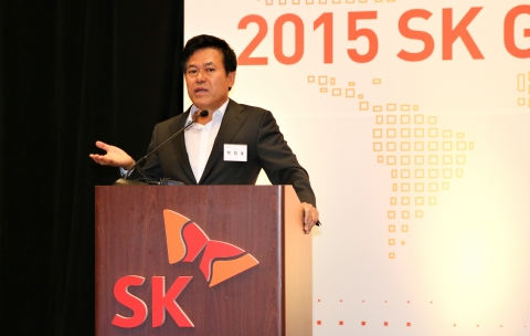 사진은 박정호 SK C&C 사장이 지난 5일(현지 시각) 미국 실리콘 밸리에서 열린 ‘2015 SK 글로벌 포럼’ 기조 연설을 통해 SK그룹의 ICT 성장 전략과 방향을 설명하고 있는 모습