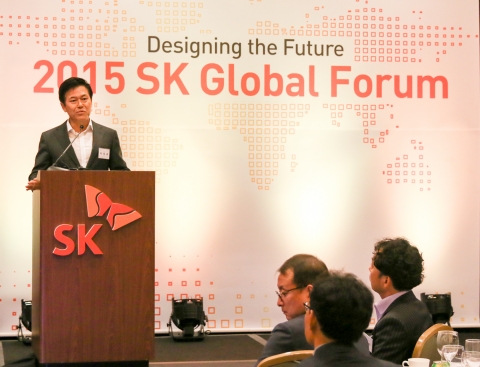 사진은 박정호 SK C&C 사장이 지난 5일(현지 시각) 미국 실리콘 밸리에서 열린 ‘2015 SK 글로벌 포럼’ 기조 연설을 통해 SK그룹의 ICT 성장 전략과 방향을 설명하고 있는 모습