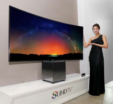삼성전자가 세계적 산업 디자이너 이브 베하와 협업해 2015년 SUHD TV의 최상위 프리미엄 제품인 SUHD TV 82S9W를 세계 최초로 국내에 출시한다. 사진은 삼성전자 모델이 82S9W를 소개하는 모습.