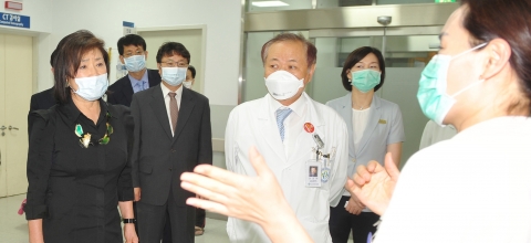 8일 오후 서울 광진구 능동로 건국대병원에서 김경희 건국대 이사장(왼쪽)이 양정현 의료원장(가운데) 등 건국대병원 관계자들과 함께 메르스 환자 격리 치료와 비상 진료체제 운영상황을 점검하고 있다.
