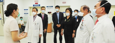 8일 오후 서울 광진구 능동로 건국대병원에서 김경희 건국대 이사장(가운데)이 건국대병원 관계자들과 함께 메르스 환자 격리 치료와 비상 진료체제 운영상황을 점검하고 있다.