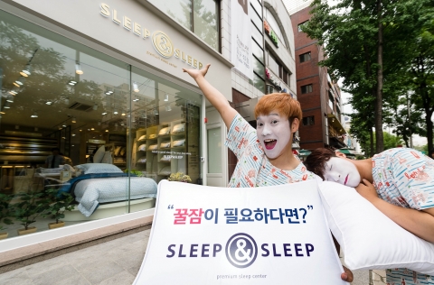 잠옷을 입은 모델들이 슬립앤슬립 압구정점 매장을 둘러보고 있다.