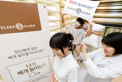 고객이 슬립앤슬립 압구정점 매장에서 개인 맞춤형 수면 컨설팅 서비스를 받고 있다.