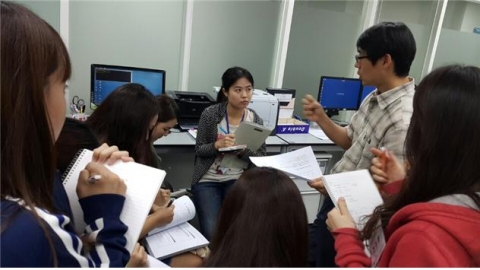 6월 11일 교육생들이 한국기초과학지원연구원에서 액체크로마토그래피 장비교육을 받고 있다.