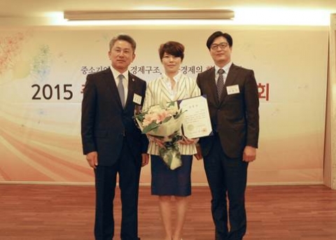 지난 5일 개최된 2015 충청북도 중소기업인 대회에서 중소기업청장 표창을 수상한 이서영 ㈜웰팜 대표이사(가운데)가 최병윤 중소기업중앙회 충북지역회장(왼쪽), 박종찬 충북 중소기업청장(오른쪽)과 함께 기념촬영을 하고 있다