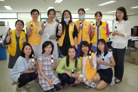 메르스로 인해 온 나라가 뒤숭숭한 가운데 다문화가족들이 메르스 감염 예방을 위해 손세정제를 직접 만들어 지역사회와 나누는 활동에 나섰다.