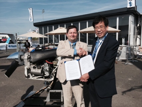 퍼스텍의 전용우 대표(오른쪽 첫번째)와 Austro Engine사의 피터 리에츠 (Peter Lietz)) COO(왼쪽 첫번째)가 항공기용 엔진 국산화 및 후속지원 MOU를 체결하고 기념촬영을 하고 있다.