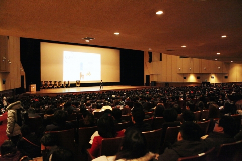 대한교육마케팅연구소가 주최한 세미나에서 강연하는 홍문일 소장의 모습