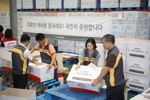 KB국민은행은 21일 국민안전처, 희망브리지 전국재해구호협회와 함께 메르스와 사투를 벌이고 있는 의료진과 격리자를 위한 선물세트 및 긴급구호세트, 국민의 마음을 담은 응원 메시지를 6개 지역(서울, 부산, 대전, 경기도, 충남, 전북)에 전달했다.