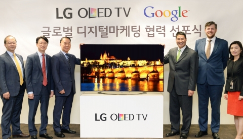 22일 서울 역삼동 강남파이낸스센터에서 LG전자 HE해외영업그룹장 김기완 부사장(올레드 TV 왼쪽), 구글코리아 대표 존 리 사장(올레드 TV 오른쪽) 등 양사 관계자가 참석해 구글과 함께 올레드 TV 디지털 마케팅 협력 선포식을 가졌다. LG전자는 구글과의 협력을 통해 올레드 TV의 글로벌 판매를 확대하고, 올레드 브랜드를 전략적으로 육성시켜 올레드 TV 대중화 시대를 본격적으로 연다는 계획이다.