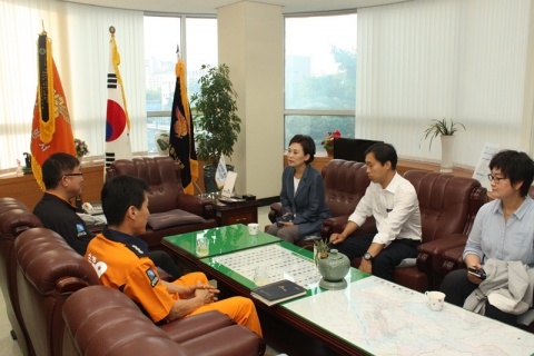 김현미 국회의원이 김달수 도의원과 함께 22일 일산소방서를 방문해 메르스 활동대원들의 노고를 격려하고 재난대응 실태점검 및 안전관리에 철저히 대비해 줄 것을 당부하였다