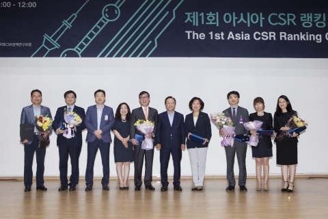 왼쪽부터 김종윤 한국타이어 CSR팀 팀장, 김현철 LG디스플레이 CSR팀 팀장, 이재혁 고려대 경영대 교수/IGI대표, 허인정 조선일보 더나은미래 대표, 전명우 LG전자 경영지원부문 홍보FD 전무, 홍일표 국회의원, 이선주 KT CSV센터장, 김승진 기아차 경영전략실장, 이진영 SK C&C SKMS실 지속경영팀 과장, 신미주 삼성전자 글로벌협력팀 차장