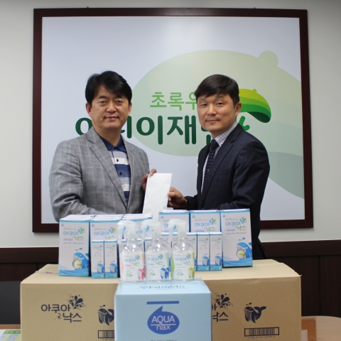 초록우산 어린이 재단 경기지역 홍창표 본부장(좌)에게 기부금을 전달하는 KAN 이순만 대표