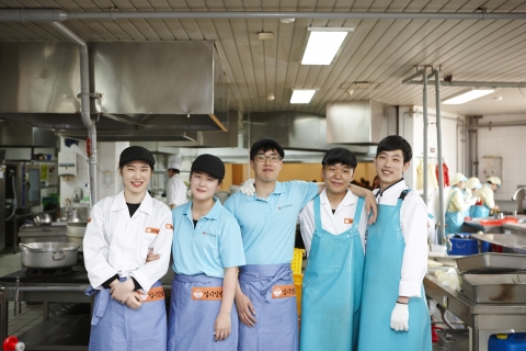 봉사활동 중인 건국대 십시일밥 학생들. 사진 왼쪽부터 김혜정(경영학과, 21), 김소정(물리학부, 21), 이성희(수의학과, 26), 최동규(지리학과, 23), 권오찬(미디어커뮤니케이션학과, 25) 학생