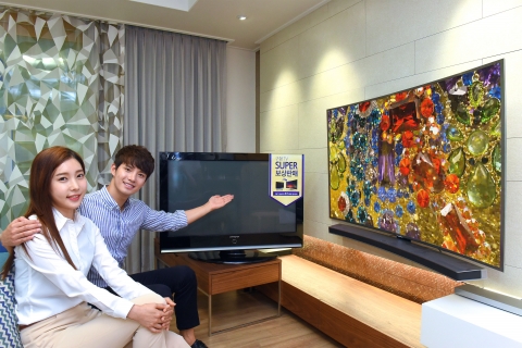삼성전자가 55형 이상 SUHD 혹은 UHD TV를 구매하고 구형 평판 TV 반납 시 30만원 보상하는 삼성전자 S 골드러시, TV 9년 연속 세계 판매 1위 기념 보상판매 행사를 진행한다