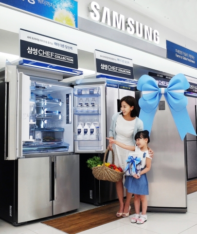 삼성전자 모델들이 셰프컬렉션, 건강 집밥을 위한 특별한 선물 이벤트를 소개하고 있다.