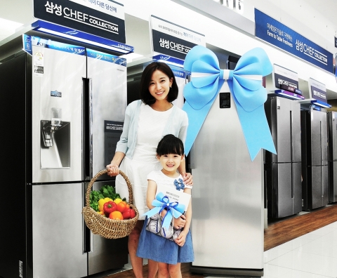 삼성전자 모델들이 셰프컬렉션, 건강 집밥을 위한 특별한 선물 이벤트를 소개하고 있다.