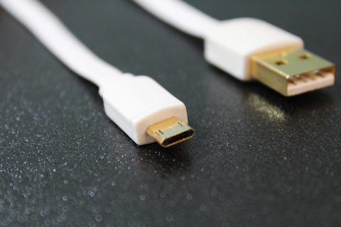 제이앤케이사이언스가 출시한 양쪽으로 사용 가능한 Micro-USB 케이블 라이토즈 케이블