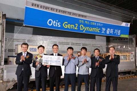 지난 9일 충남 아산 CLC를 통해 첫 선을 보이는 독자적인 국내 모델 ‘젠투다이나믹(Gen2 Dynamic)’의 출하식을 가졌다. (왼쪽부터 조익서 대표이사, 김순평 전무, 최제원 이사, 이창호 노조위원장, 정용현 반장, 권혁준 영업총괄사장, 이희우 전무)