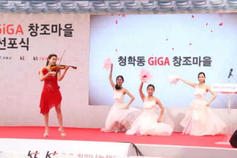 팝바이올리니스트 박은주가 경남 하동군 GiGA 창조마을 선포식서 축하공연을 펼치고 있다.