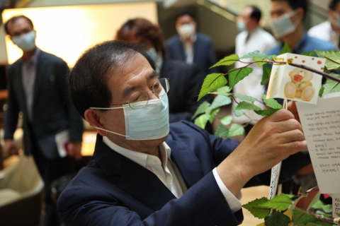 함께 메르스를 극복하겠다는 격려메세지를 작성해 희망 카드에 걸고 있는 박원순 시장