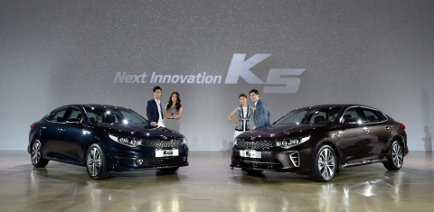 신형K5 보도발표회 행사장에서 모델들이 차량과 함께 포즈를 취하고 있다